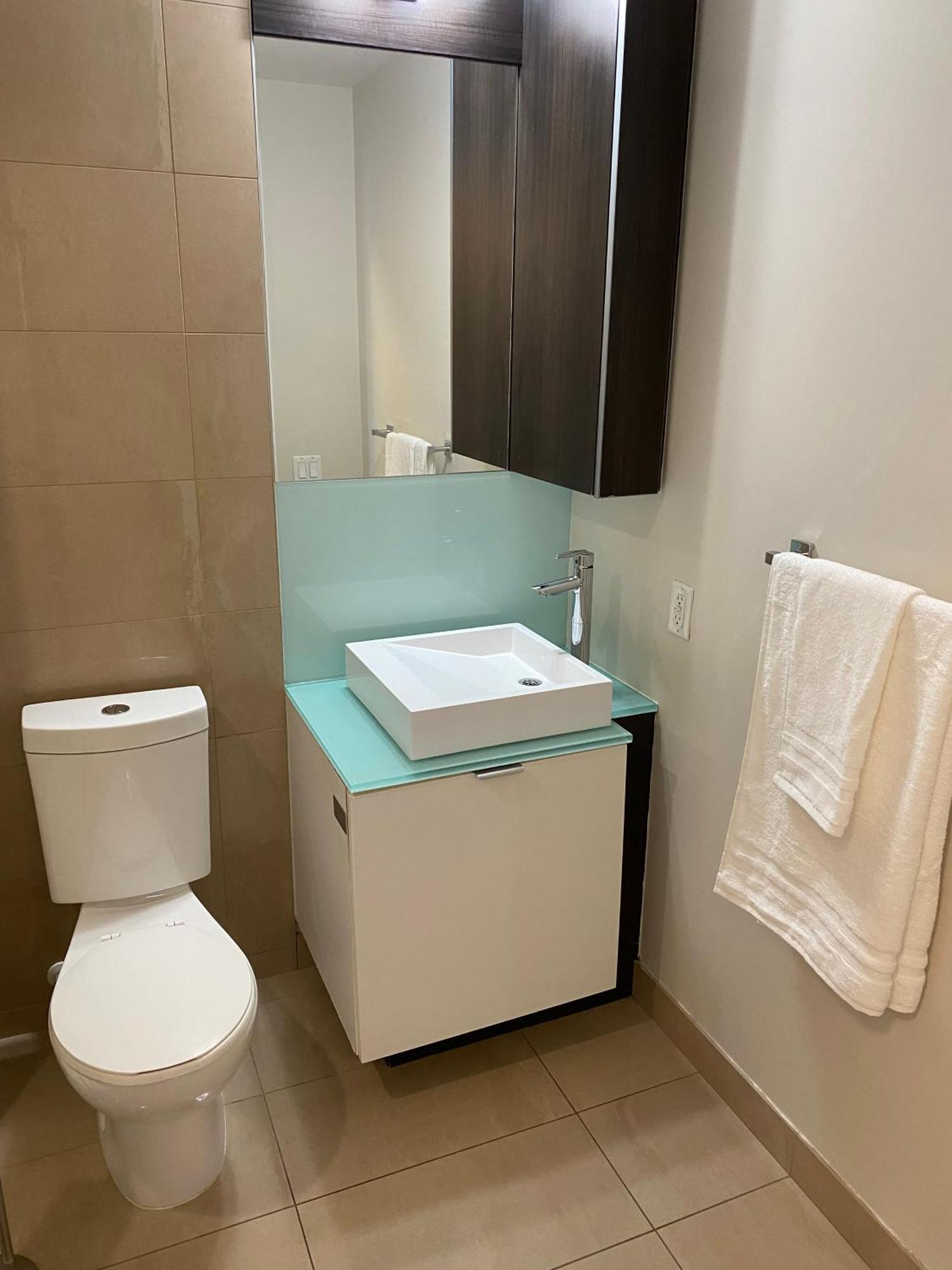 Central Toronto Suite - Free Parking, City Views, Near Cn Tower Eksteriør billede