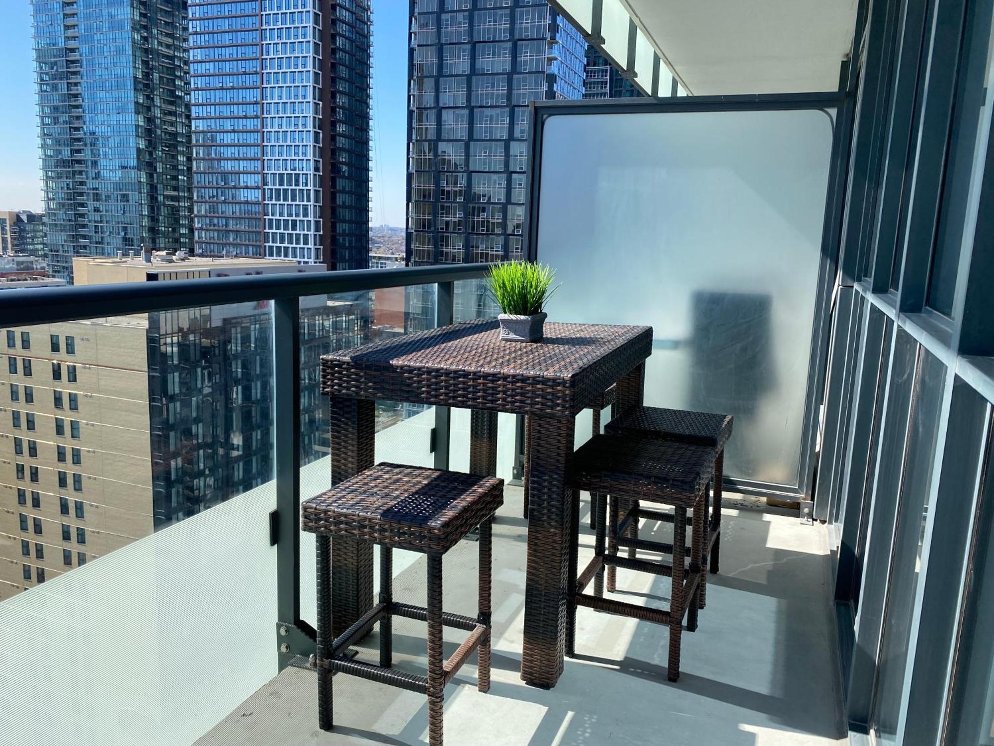 Central Toronto Suite - Free Parking, City Views, Near Cn Tower Eksteriør billede