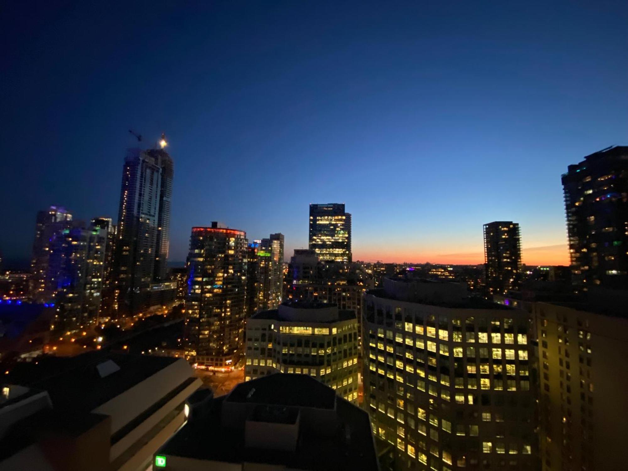 Central Toronto Suite - Free Parking, City Views, Near Cn Tower Eksteriør billede