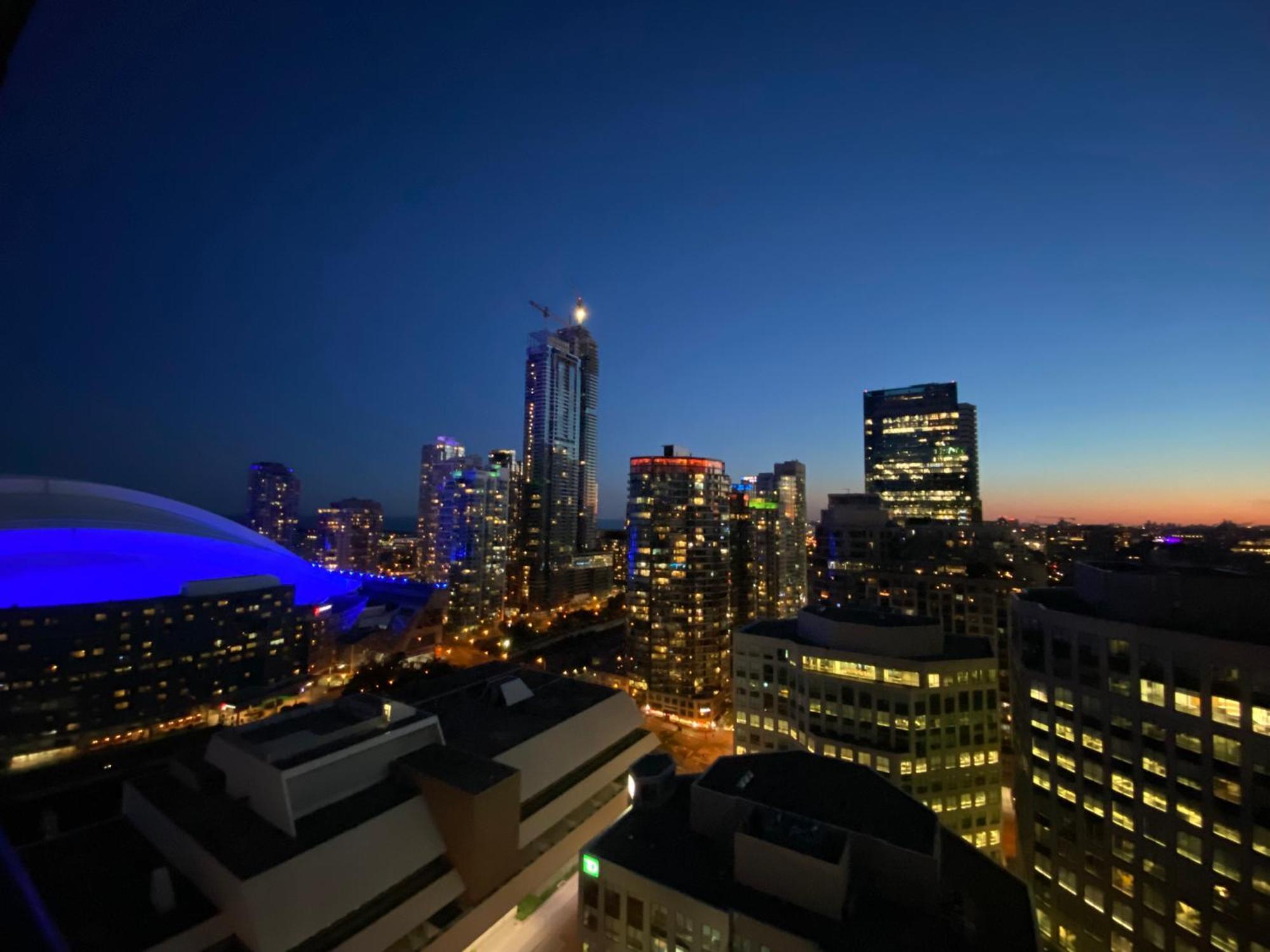 Central Toronto Suite - Free Parking, City Views, Near Cn Tower Eksteriør billede