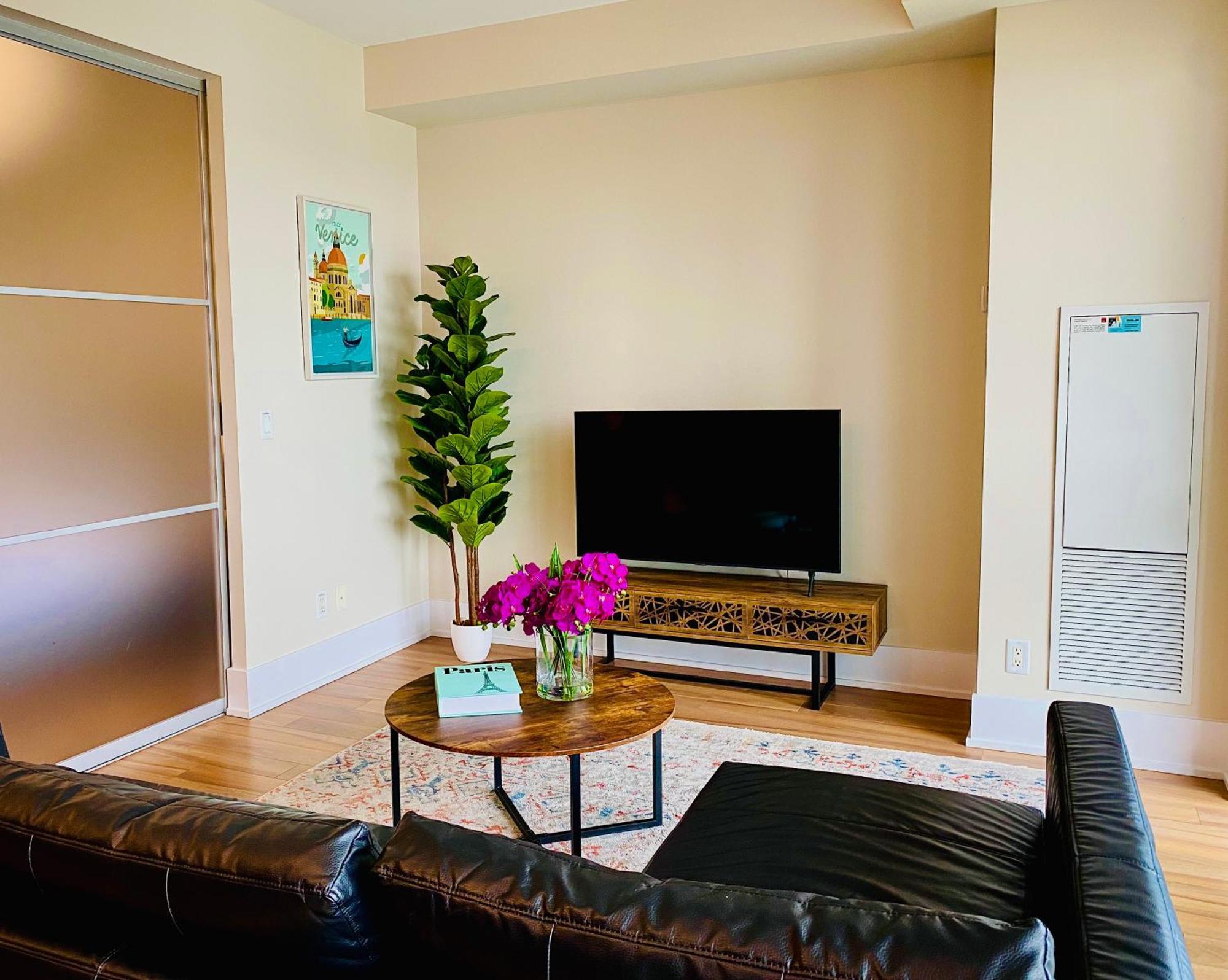 Central Toronto Suite - Free Parking, City Views, Near Cn Tower Eksteriør billede